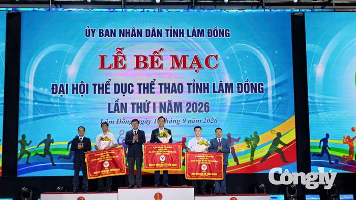 Ban Tổ chức Đại hội trao Cờ và vinh danh các Đoàn thể thao xếp hạng Nhất toàn đoàn (Đoàn thể thao Sở Giáo dục và Đào tạo), Nhì toàn đoàn (Đoàn thể thao Cụm 5) và Ba toàn đoàn (Đoàn thể thao Cụm 19).