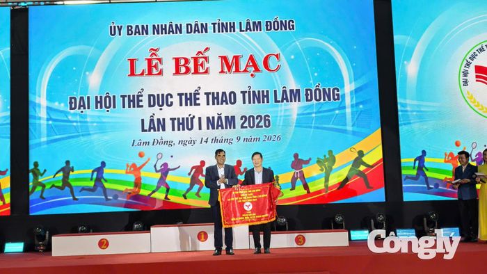 Phó Chủ tịch Ủy ban MTTQ Việt Nam Bon Yô Soan tặng Cờ đơn vị dẫn đầu khối sở, ngành, đoàn thể và doanh nghiệp cho Sở Giáo dục và Đào tạo