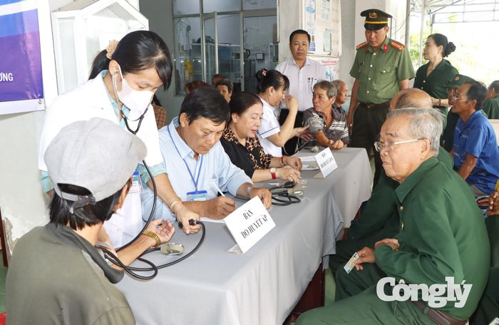 Cô, chú cựu chiến binh đã chủ động đến khám sức khỏe để Trạm Y tế xã theo dõi và cập nhật vào hồ sơ sức khỏe điện tử
