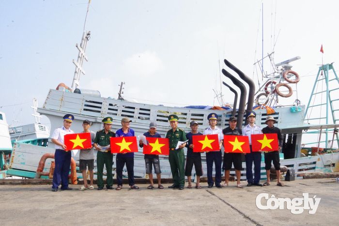 Trao tặng cờ Tổ quốc cho ngư dân phường Phước Thắng, TP.HCM vươn khơi bám biển.
