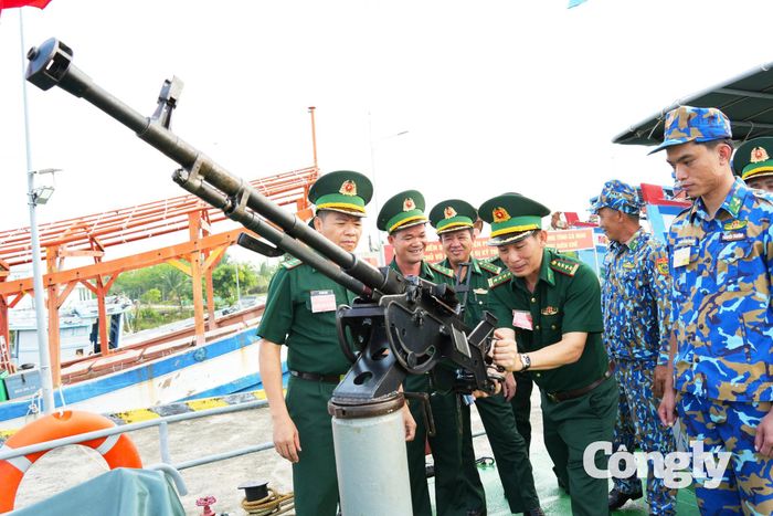 Các đại biểu và học viên được giới thiệu về công tác bảo quản, sử dụng súng đại liên phòng không 12,7mm trên tàu của Hải đội Biên phòng 1