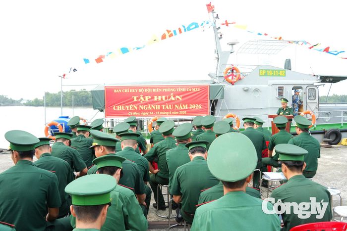 Các học viên được tập huấn các nội dung về công tác tàu thuyền