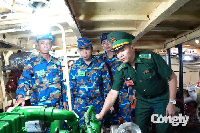 Đại tá Lê Đình Sơn, Phó Chỉ huy trưởng, Tham mưu trưởng BĐBP tỉnh kiểm tra công tác bảo dưỡng trang bị kỹ thuật tại tàu BP 19-11-02 (Hải đội Biên phòng 1)