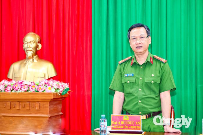 Đại tá Bùi Đức An, Phó Giám đốc Công an thành phố Cần Thơ, Thủ trưởng Cơ quan Cảnh sát điều tra phát biểu chỉ đạo tại buổi lễ trao thưởng.
