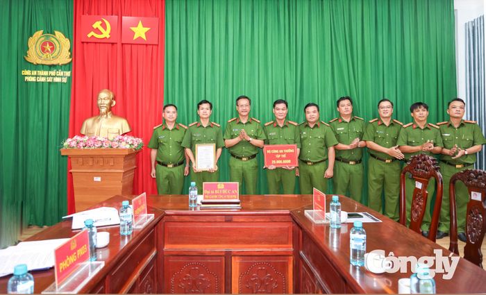 Đại tá Bùi Đức An, Phó Giám đốc Công an thành phố Cần Thơ, Thủ trưởng Cơ quan Cảnh sát điều tra trao thư khen và tiền thưởng đột xuất của Bộ trưởng Bộ Công an cho tập thể Phòng Cảnh sát hình sự có thành tích xuất sắc trong công tác phòng, chống tội phạm.