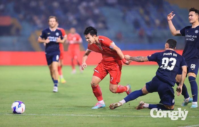 Sân chơi bóng đá Quốc nội sẽ không dung dưỡng cho thói qen đá xấu, đá láo triệt hạ đối phương. Ảnh: Đức Cường.