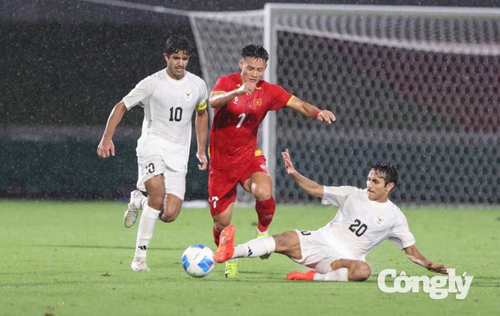 U23 Việt Nam ít nhiều gặp khó khăn khi trời đổ cơn mưa nặng hạt trọng trận đấu. Ảnh: VFF.