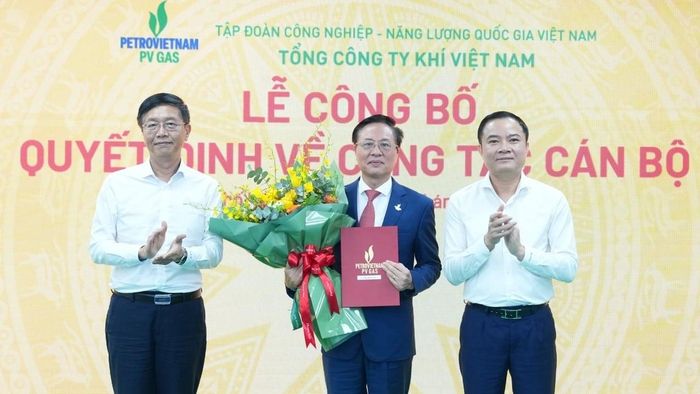 Ông Bùi Minh Tiến (giữa) làm Chủ tịch HĐQT PV GAS. Ảnh: PV GAS