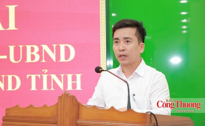 Ông Trương Văn Dương, Chánh Văn phòng Sở Công Thương Hà Tĩnh công bố quyết định.