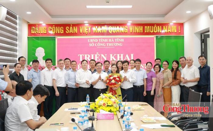 Lãnh đạo Sở Nông nghiệp và Môi trường và Sở Công Thương tặng hoa chúc mừng Phòng Khoáng sản.