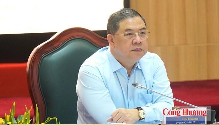 Phó Thủ tướng Thường trực Phạm Gia Túc lắng nghe ý kiến của các bộ, ngành.