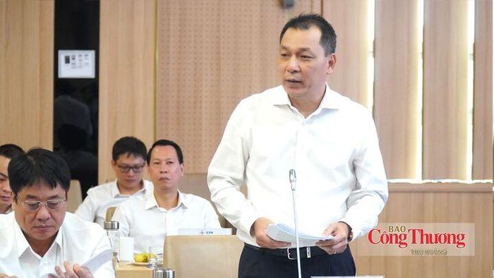 Ông Đặng Hoàng An, Chủ tịch Hội đồng thành viên EVN báo cáo tình hình cung ứng điện và những thách thức đặt ra trong thời gian tới.
