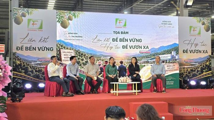 Các đại biểu trao đổi, giải đáp các ý kiến của nông dân, hợp tác xã, doanh nghiệp xuất khẩu.