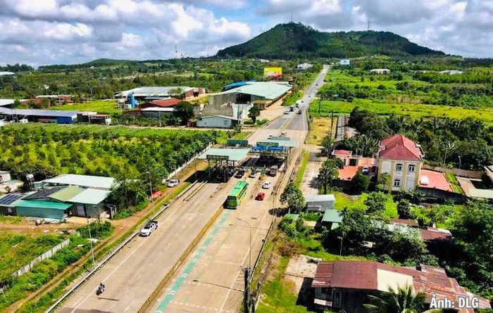 Trạm thu phí BOT của Tập đoàn Đức Long Gia Lai trên Quốc lộ 14.