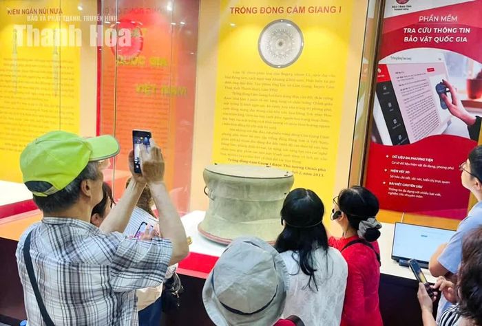 Trống đồng xuất hiện trong đời sống người Việt cổ không đơn thuần với vai trò một nhạc khí. Đó còn là biểu tượng của quyền lực, vị thế và gắn với những nghi lễ, sinh hoạt quan trọng của cộng đồng. (Trong ảnh: Trống đồng Cẩm Giang I trưng bày tại Bảo tàng tỉnh Thanh Hóa (Trung tâm Bảo tồn di sản, Bảo tàng và Thư viện tỉnh Thanh Hóa), được công nhận là Bảo vật quốc gia năm 2013; những hoa văn và tượng vịt trên mặt trống là những dấu ấn độc đáo của hiện vật).