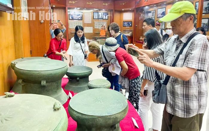 Nhìn vào những chiếc trống đồng, không chỉ thấy một sản phẩm của kỹ thuật luyện kim, mà còn thấy dấu ấn về quyền lực, tín ngưỡng, thẩm mỹ và đời sống cộng đồng của cư dân xưa.