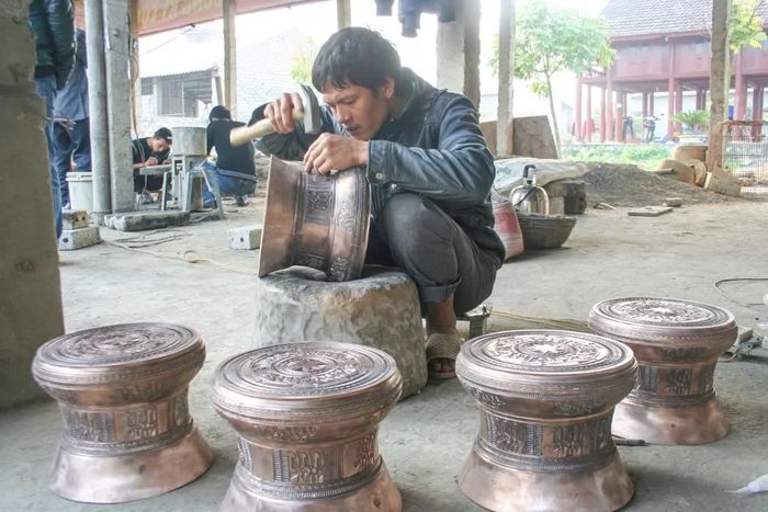 Một trong những người đồng hành với Nghệ nhân Nhân dân Nguyễn Bá Châu từ những ngày đầu khôi phục nghề là Nghệ nhân Ưu tú Thiều Quang Tùng. Từ học nghề vào khoảng năm 1998 -1999, ông từng bước tham gia tạo tác, nghiên cứu hoa văn, khuôn đúc và phục dựng trống đồng bằng phương pháp thủ công. Năm 2010, ông tham gia đúc 100 trống đồng phục vụ Đại lễ kỷ niệm 1.000 năm Thăng Long - Hà Nội.