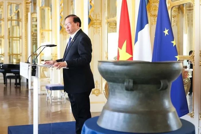 Tháng 9/2026, một chiếc trống đồng Đông Sơn có niên đại khoảng 2.000 năm được Pháp trao trả cho Việt Nam. Sự trở về ấy khiến câu chuyện về những chiếc trống cổ không chỉ nằm trong quá khứ, mà tiếp tục đặt ra vấn đề về trách nhiệm gìn giữ di sản hôm nay. Hành trình hồi hương của hiện vật thêm một lần khẳng định giá trị vượt thời gian của những di sản văn hóa Đông Sơn. Ảnh: Cục Hợp tác Quốc tế