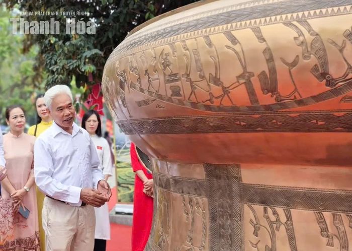Với Nghệ nhân Nhân dân Nguyễn Bá Châu (trong ảnh), phục hồi nghề đúc trống đồng không chỉ là tìm lại một kỹ thuật thủ công. Đó còn là hành trình trở về với nghề truyền thống của cha ông. Năm 1998, sau thời gian nghề có lúc lắng xuống, ông đã nghiên cứu, thử nghiệm và khôi phục nghề đúc trống đồng bằng phương pháp thủ công truyền thống.