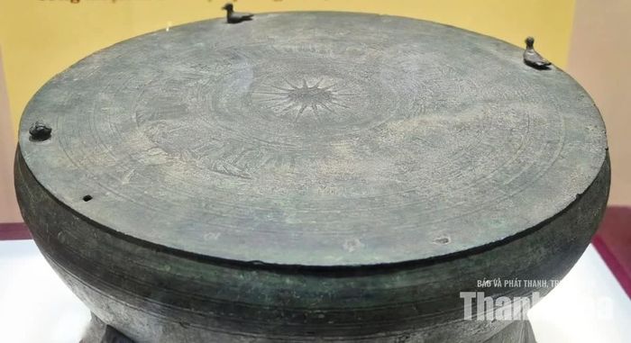 Hệ thống hoa văn trên mặt trống là thế giới quan, nhân sinh quan được người xưa gửi lại cho hậu thế. Mặt trời ở trung tâm, những vòng hoa văn đồng tâm, chim bay, người múa, nhà sàn... Mỗi hình ảnh góp phần kể câu chuyện về con người, thiên nhiên và đời sống tinh thần của cư dân Việt cổ.