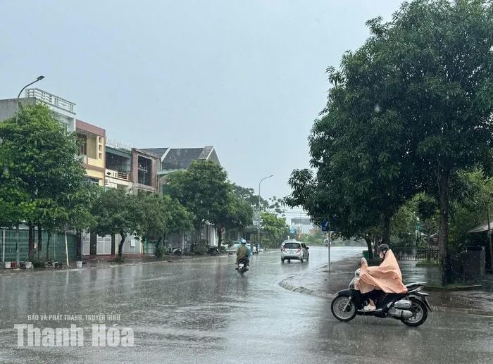 Mưa lớn tiếp diễn trên địa bàn phường Hạc Thành.