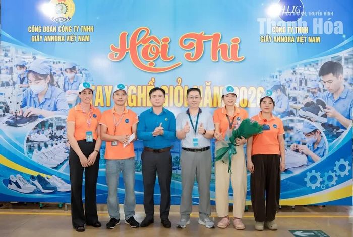 Ban Tổ chức trao giải cho các đội đoạt giải Hội thi tay nghề giỏi trong công nhân lao động Công ty TNHH Giầy Annora Việt Nam. Ảnh: Thanh Huê