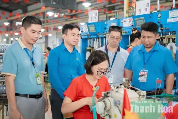 Đại diện Liên đoàn Lao động tỉnh, Công ty TNHH Giầy Annora Việt Nam động viên công nhân lao động tham dự hội thi tay nghề giỏi. Ảnh: Thanh Huê