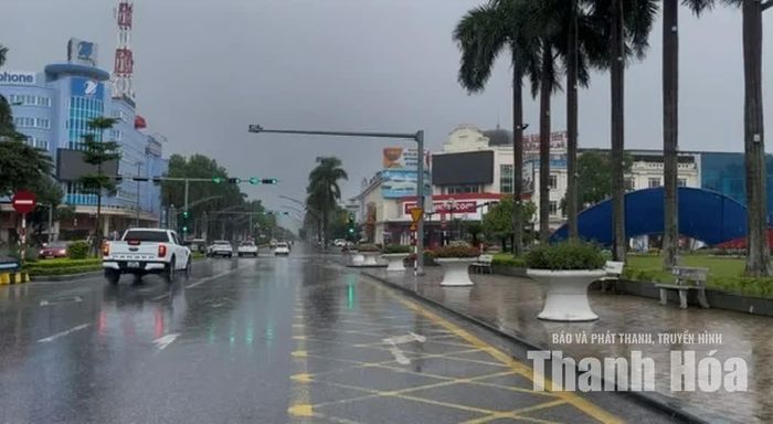 Trước đây, mỗi khi có mưa to liên tiếp khoảng 2 giờ đồng hồ, khu vực ngã tư Bưu điện, phường Hạc Thành thường xảy ra ngập cục bộ. Hiện nay, tình trạng này đã được khắc phục. Ảnh: Tiến Đông