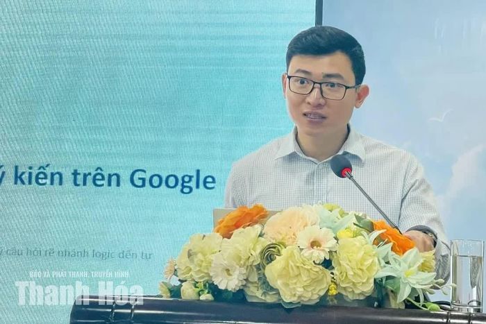 Báo cáo viên Sở Khoa học và Công nghệ truyền đạt chuyên đề “Ứng dụng công nghệ thông tin trong thiết kế biểu mẫu trực tuyến lấy ý kiến sự hài lòng của người dân về kết quả xây dựng nông thôn mới”.
