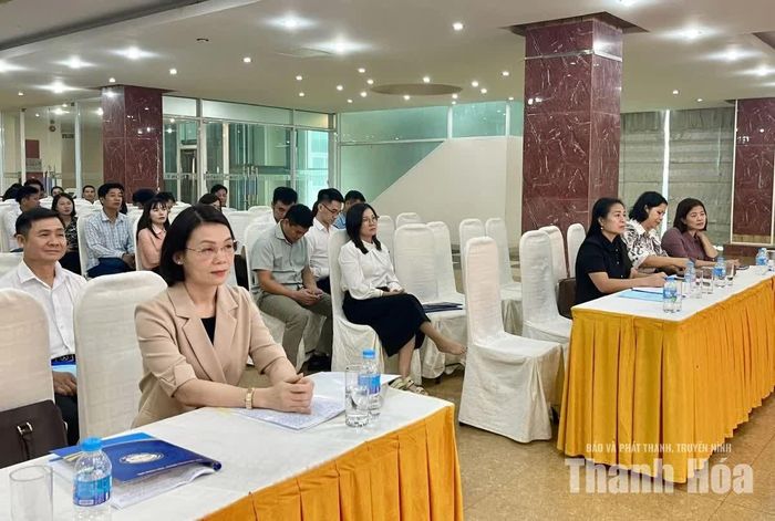 Phó Chủ tịch Thường trực Ủy ban MTTQ tỉnh Đỗ Thị Toán và các đại biểu dự hội nghị.