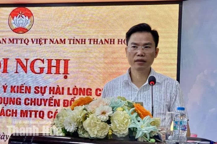 Trưởng Ban Dân chủ, giám sát và phản biện xã hội Ủy ban MTTQ tỉnh Nguyễn Văn Thuyết truyền đạt chuyên đề “Lấy ý kiến sự hài lòng của người dân về kết quả xây dựng nông thôn mới”.