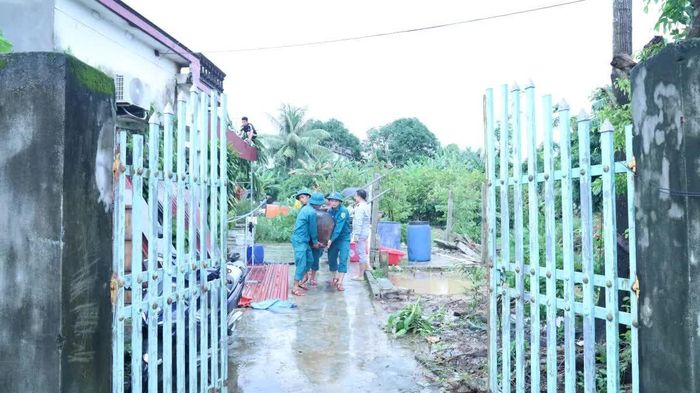 Lực lượng dân quân hỗ trợ người dân di dời tài sản, đồ dùng.