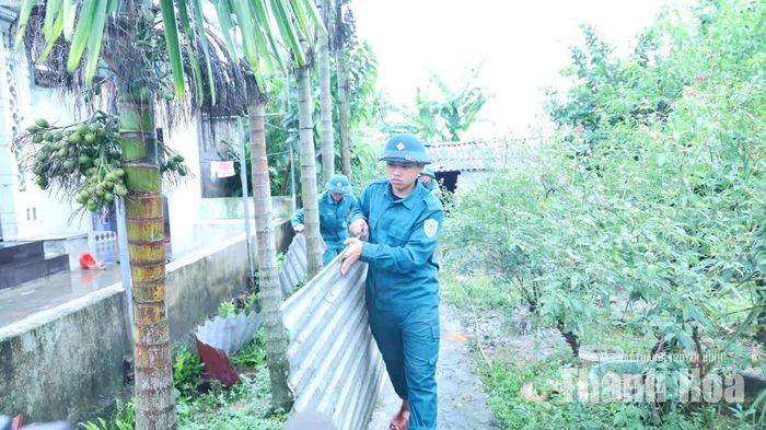 UBND phường Tĩnh Gia huy động lực lượng hỗ trợ các gia đình tháo dỡ, di dời vật kiến trúc, tài sản.
