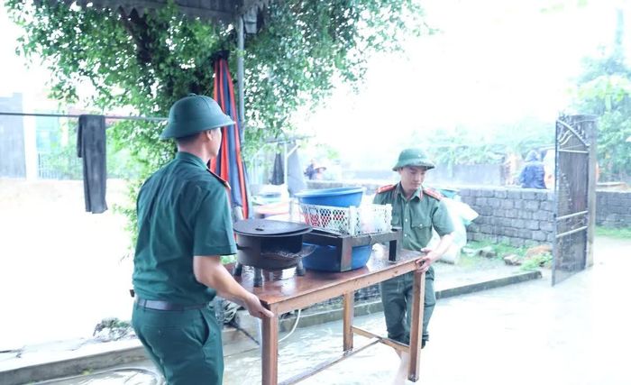 Lực lượng công an hỗ trợ người dân di dời tài sản.
