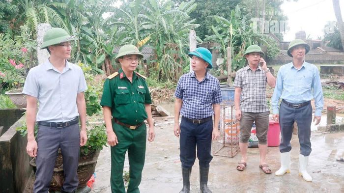 UBND phường Tĩnh Gia và các lực lượng chỉ đạo công tác tháo dỡ vật kiến trúc tại hiện trường.