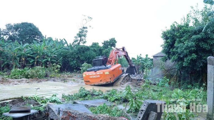 Chủ đầu tư - Ban Quản lý Dự án Đầu tư xây dựng Nghi Sơn huy động phương tiện hỗ trợ địa phương và người dân giải phóng vật kiến trúc.