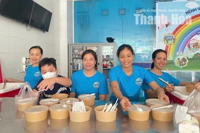 CLB thiện nguyện đồng hành cùng bệnh nhân và người nhà.