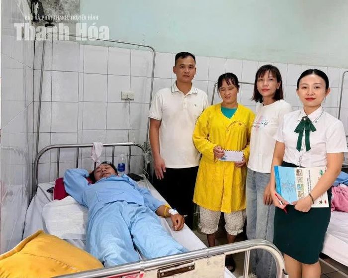 Nhà hảo tâm trao quà cho bệnh nhân tại Bệnh viện Đa khoa tỉnh Thanh Hóa.