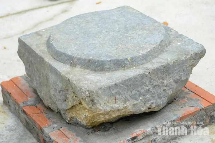 Những chân tảng đá được phát hiện tại khu vực nhà bia Vĩnh Lăng, là dấu tích quan trọng giúp hình dung kết cấu của công trình gỗ từng tồn tại ở Lam Kinh. Một số chân tảng được chạm hoa sen, mây sóng, trong khi có loại để trơn.