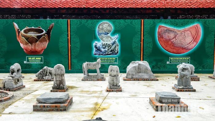 Tại các khu vực chính điện, thái miếu, nghi môn, tả vu, hữu vu..., các nhà khảo cổ học đã phát lộ nền móng kiến trúc nguyên gốc cùng hàng nghìn hiện vật.