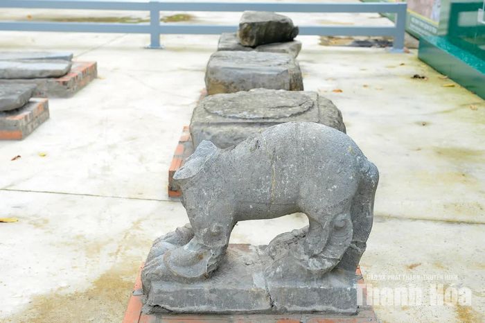 Tượng nghê đá có niên đại thế kỷ XV được phát hiện tại lăng mộ Hoàng Thái hậu Nguyễn Thị Ngọc Huyên.