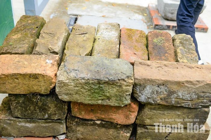Ngoài các hiện vật đá, qua các đợt khai quật khảo cổ học tại Lam Kinh còn thu được hàng nghìn viên (mảnh) gạch, ngói mũi hài, ngói rồng trang trí mái điện và gạch lát nền hoa cúc. Đây là những mảnh ghép quan trọng góp phần nhận diện kiến trúc cung điện xưa.