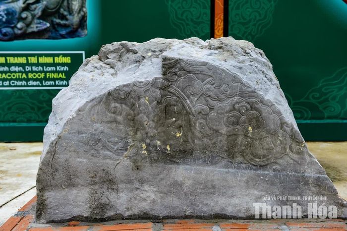 Hoa văn cúc dây, mây cuộn, sóng nước trên các cấu kiện đá cho thấy sự công phu của những nghệ nhân xưa. Mỗi mảng chạm không chỉ mang giá trị trang trí mà còn góp phần nhận diện đặc trưng mỹ thuật qua từng thời kỳ.