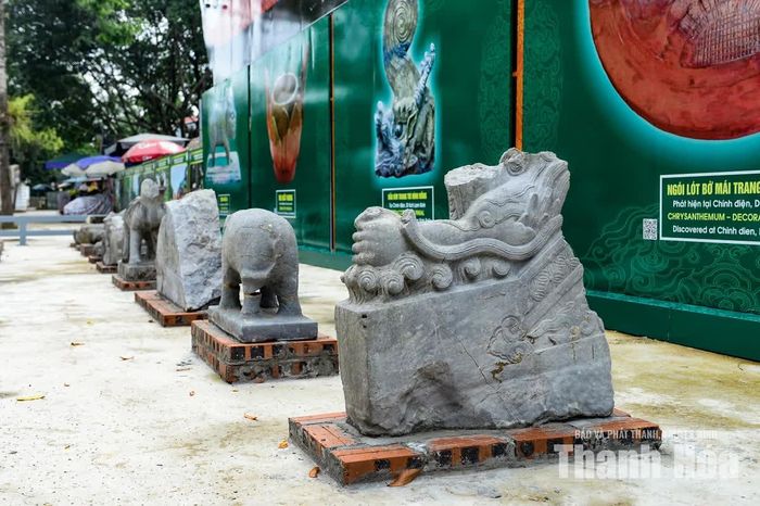 Bệ đá chạm khắc hình rồng được sưu tầm tại xã Yên Lâm, Yên Định, nay thuộc xã Quý Lộc. Hiện vật có niên đại thế kỷ XVII - XVIII, với hình rồng được tạo tác trên nền đá xanh.