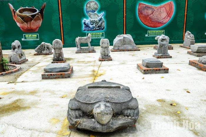 Các hiện vật hiện đang được bố trí trong không gian trưng bày ngoài trời, giúp du khách hình dung phần nào kiến trúc thời hậu Lê.