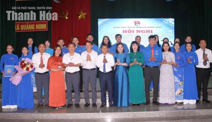 Lãnh đạo xã Quảng Ninh trao quyết định thành lập các chi đoàn trường học.