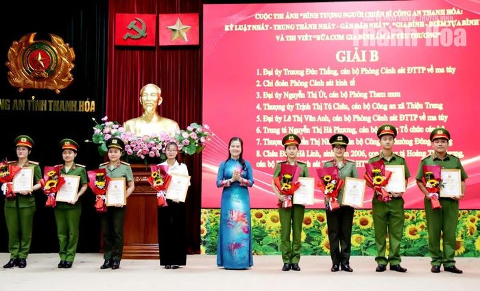 Phó Chủ tịch Hội LHPN tỉnh Bùi Thị Mai Hoan trao giải B cho các tập thể, cá nhân.
