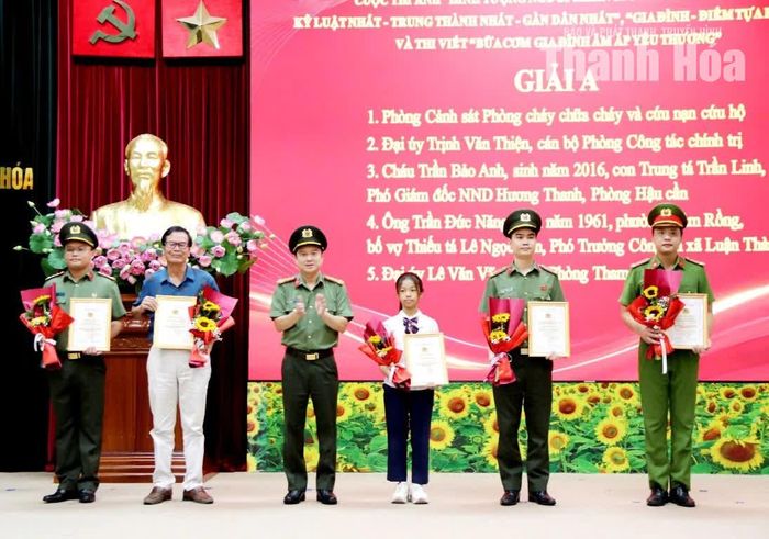 Đại tá Trần Thái Quang Hoàng, Phó Giám đốc Công an tỉnh trao giải A cho các tập thể, cá nhân đoạt giải.