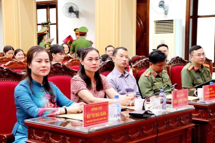Đại diện lãnh đạo Công an tỉnh, Hội LHPN tỉnh và đại biểu dự buổi lễ.