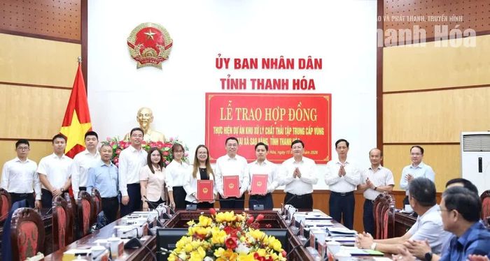 Phó Chủ tịch Thường trực UBND tỉnh Mai Xuân Liêm và đại diện sở, ngành chứng kiến lễ trao Hợp đồng thực hiện Dự án Khu xử lý chất thải tập trung cấp vùng tại xã Sao Vàng.